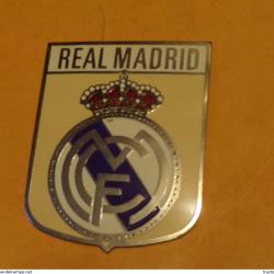 PLAQUE DE VEHICULE DU REAL DE MADRID  , DIAMETRE 7,5 CM POIDS 30 GRAMMES , OCCASION, ETAT VOIR PHOTO
