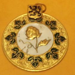 PLAQUE DE VEHICULE LION ET FLEUR , DIAMETRE 6 CM POIDS 60 GRAMMES , OCCASION, ETAT VOIR PHOTO . POUR
