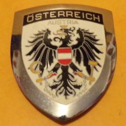 PLAQUE DE VEHICULE OSTERREICH AUSTRIA , DIAMETRE 8 CM POIDS 80 GRAMMES , OCCASION, ETAT VOIR PHOTO .