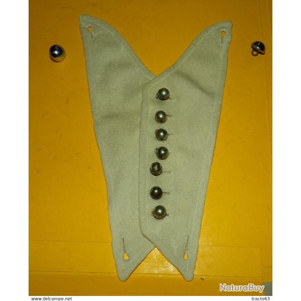 PLASTRON A IDENTIFIER , JE NE CONNAIS PAS SON ORIGINE , IL Y A 2 BOUTONS QUI DEVAIT SERVIR D'ATTACHE