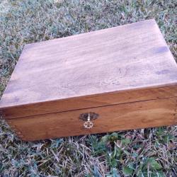 Beau coffret &agrave; serrure bois massif 27 x17.5 x 9.5 cm TBE pouvant recevoir une ancienne arme de poing