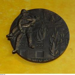 POMPIERS SECOURISTES EN MEDAILLE DE TABLE ,&nbsp; ETAT VOIR PHOTOS. POUR TOUT RENSEIGNEMENT ME CONTACTER.