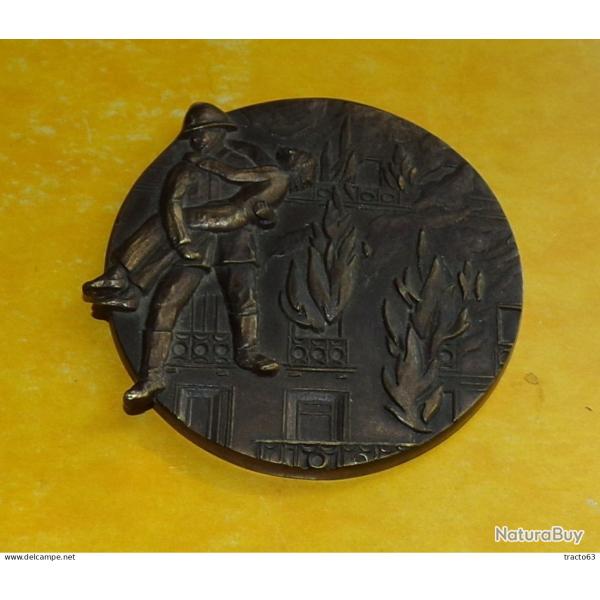 POMPIERS SECOURISTES EN MEDAILLE DE TABLE ,� ETAT VOIR PHOTOS. POUR TOUT RENSEIGNEMENT ME CONTACTER.