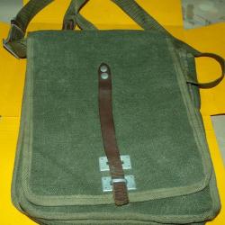 PORTE CARTES DE TYPE MILITAIRE&nbsp; AVEC EMPLACEMENT D'UNE POCHE SUR LE DEVANT ET UNE SANGLE POUR LE POR