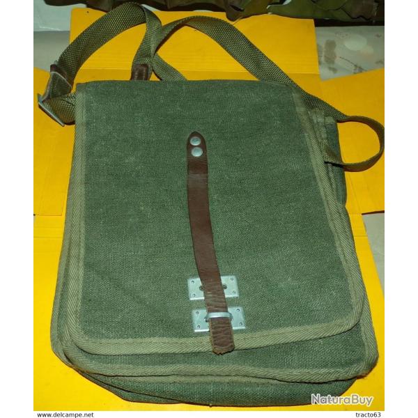 PORTE CARTES DE TYPE MILITAIRE� AVEC EMPLACEMENT D'UNE POCHE SUR LE DEVANT ET UNE SANGLE POUR LE POR
