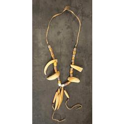 Magnifique collier indien des plaines  trappeur compos&eacute; de dents et perles traite anciennes