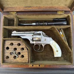 Rare MERWIN & HULBERT Small Frame cal. .32 S&W - grav&eacute;, nickel&eacute;, plaquettes nacre - coffret