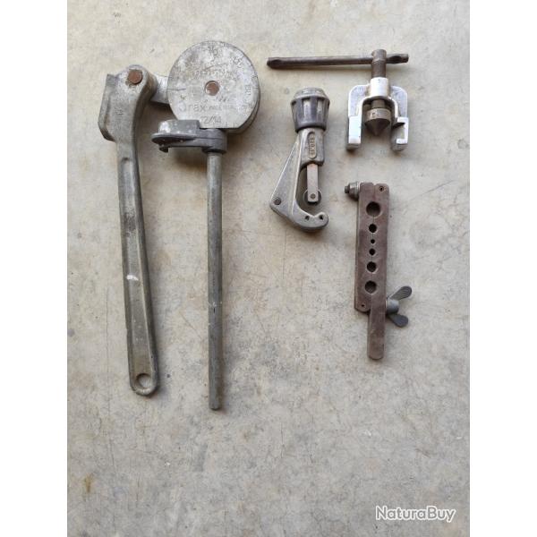 pince  a cintrer tube cuivre 12/14 et son n�cessaire � collets battus avec coupe tube VIRAX