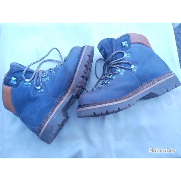 TRES BELLE PAIRE DE CHAUSSURES ART III - CUIR