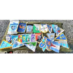 Lot de 33 fanions militaire