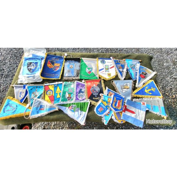 Lot de 33 fanions militaire