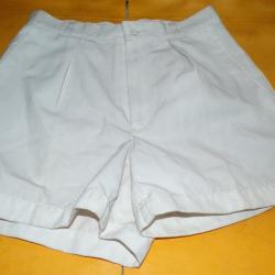 SHORT BLANC DE LA MARINE NATIONALE&nbsp; DE L'ARMEE FRANCAISE , 1 POCHE SUR L'ARRIERE ET 2 POCHES SUR LES