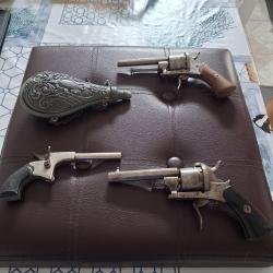 Lot 3 pistolets et poire poudre