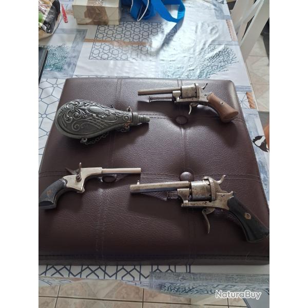 Lot 3 pistolets et poire poudre