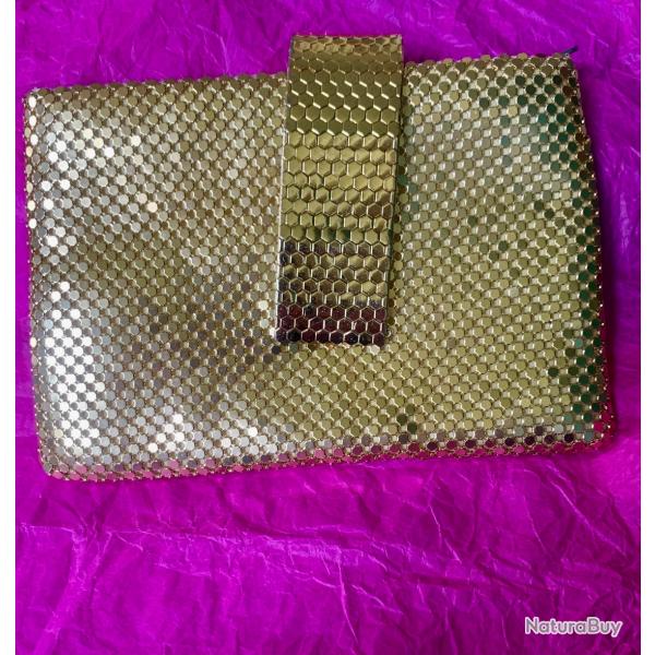 Duo  pochette Paco Rabanne neuve en m�tal dor� et Manchette nid d'abeilles 70s