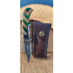 3- Couteau pliant motif damas, manche en marqueterie et &eacute;tui