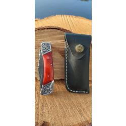 4- Couteau pliant motif damas, manche rouge d&eacute;cor&eacute; et &eacute;tui