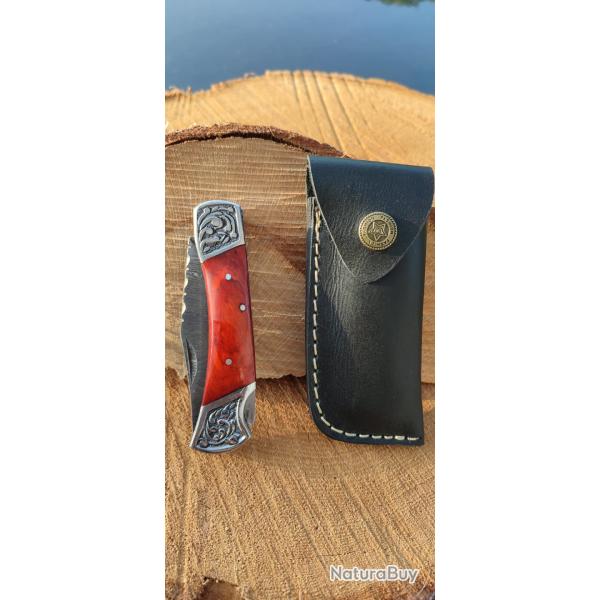4- Couteau pliant motif damas, manche rouge d�cor� et �tui