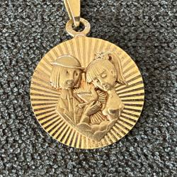 M&eacute;daille or massif 18 carats , &laquo; Les Amoureux de Peynet &raquo; - pendentif d'amour - m&eacute;daille sentimental