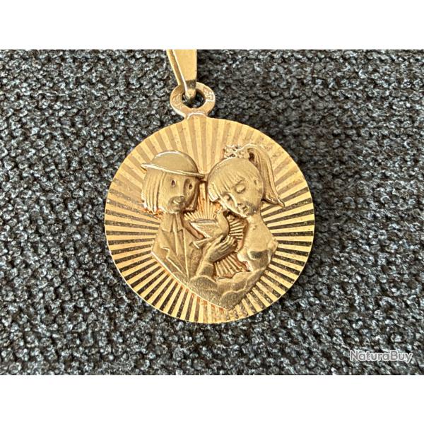 M�daille or massif 18 carats , � Les Amoureux de Peynet � - pendentif d'amour - m�daille sentimental