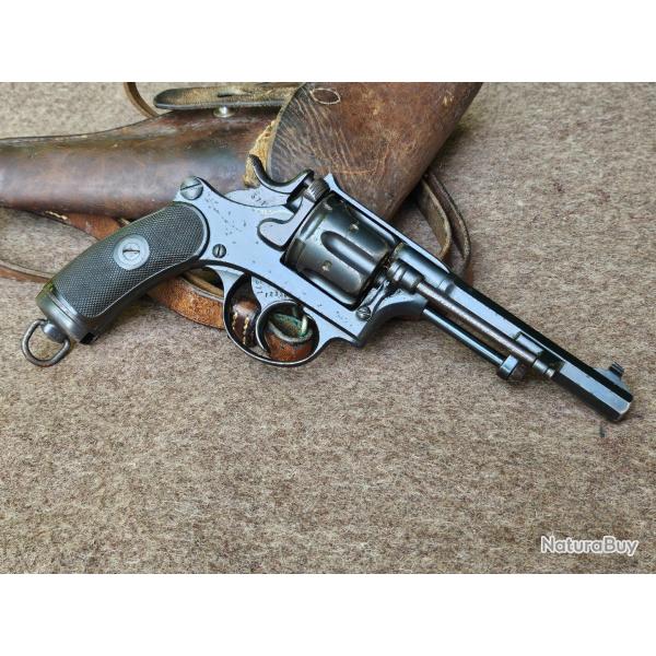 Revolver d'ordonnance suisse mod�le 1882 avec son �tui ( cat�gorie D)
