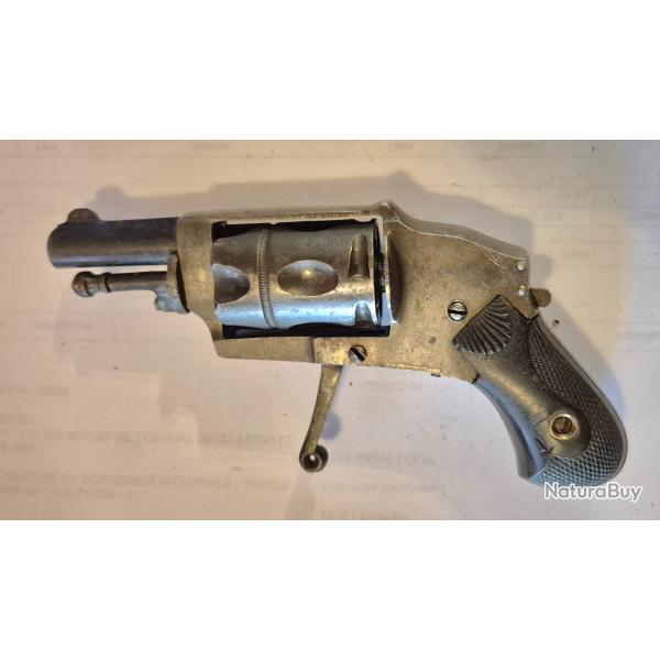 Revolver hammerless 6mm percussion.centrale tres bon etat de fonctionnement et de presenation