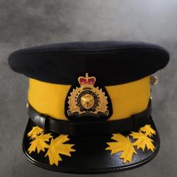 CASQUETTE et CHEMISE de la POLICE MONT&Eacute;E CANADIENNE
