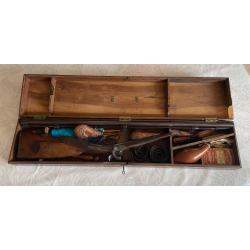 Fusil de chasse fin 19&egrave;me, "saint &eacute;tienne", crosse grav&eacute;e, double canon 86cm, dans sa boite d'&eacute;poque