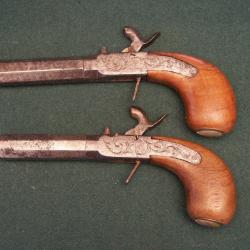 Paire de pistolet &agrave; percussion "coup de poing" logement capsules dans la crosse (A587)