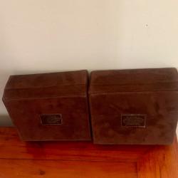 Rare objets publicitaires Lot de 2 coffrets Chivas Regal 18 ans Gold Signature en daim Fin 80/d&eacute;but