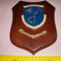 UN ECUSSON Marque " ANTARES R.G.P.T. A.L.E. Primus Nomine Factisque Fulgenti