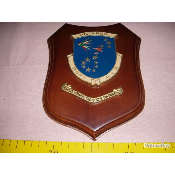 UN ECUSSON Marque " ANTARES R.G.P.T. A.L.E. Primus Nomine Factisque Fulgenti