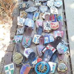 Lot de 39 insignes militaires