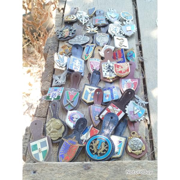 Lot de 39 insignes militaires