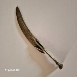 coupe-papier antique (ou ouvre-lettre) en bronze, con&ccedil;u en forme de plume d'&eacute;criture. sign&eacute;