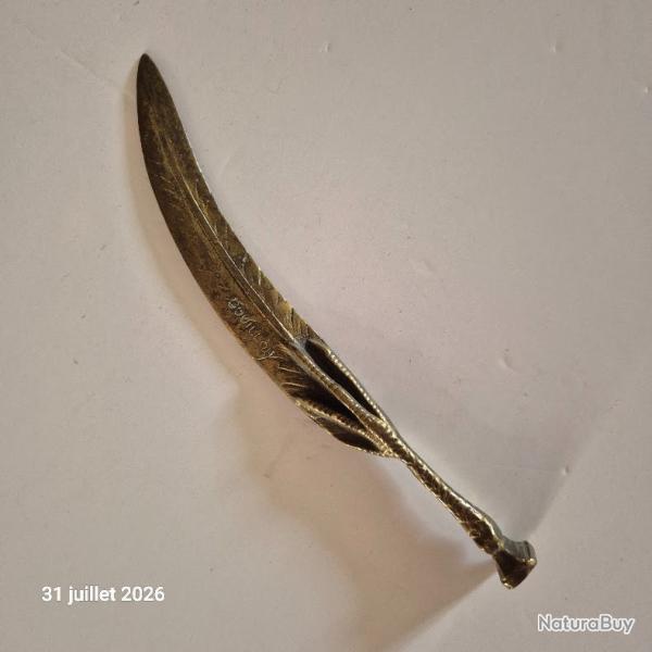coupe-papier antique (ou ouvre-lettre) en bronze, con�u en forme de plume d'�criture. sign�