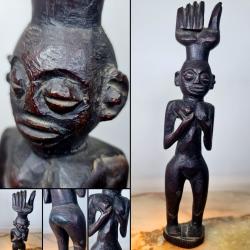 Intrigante et ancienne statuette africaine, H : 27 cm