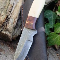 Skinner Couteau Damas Lame 256 Couches Lame Drop Point Manche Os/Bois Fabr Artisan Etui Simili CuirA