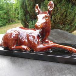 biche allong&eacute;e en c&eacute;ramique &eacute;maill&eacute;e avec son socle noir 53.5 x 15.5 H 28 cm TBE