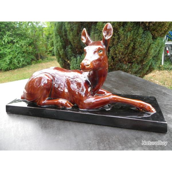 biche allong�e en c�ramique �maill�e avec son socle noir 53.5 x 15.5 H 28 cm TBE
