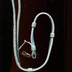 Fourrag&egrave;re tess&eacute;e de couleur bleue claire avec mouqueton - &agrave; identifier