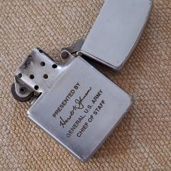 Superbe zippo G&eacute;n&eacute;ral Harold Johnson. Mod&egrave;le peu courant. Bien marqu&eacute;. Avec signature