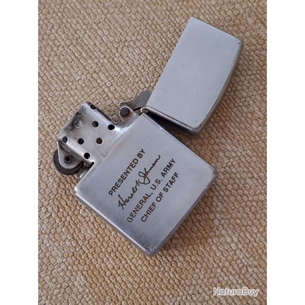 Superbe zippo G�n�ral Harold Johnson. Mod�le peu courant. Bien marqu�. Avec signature