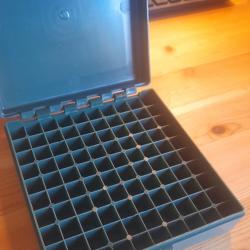 Bo&icirc;te de rangement pour 100 cartouches de calibre 9x19.