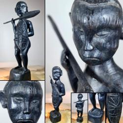 Statuette d'un guerrier en bois d'&eacute;b&egrave;ne, H : 29 cm