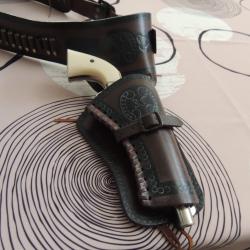 Ceinture de western, avec un colt factice de tr&egrave;s belle facture + des cartouches factices
