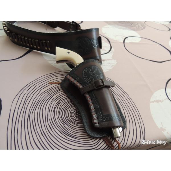 Ceinture de western, avec un colt factice de tr�s belle facture + des cartouches factices