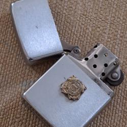Briquet Zippo US avec insigne de la marine. Pour soldat am&eacute;ricain. Bon mod&egrave;le. Ancien.