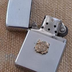 Briquet Zippo US avec insigne de la marine. Pour soldat am&eacute;ricain. Bon mod&egrave;le. Ancien.