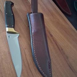 Couteau MG lame 11 CMS manche en micarta marron noire , garde laiton etui cuir .